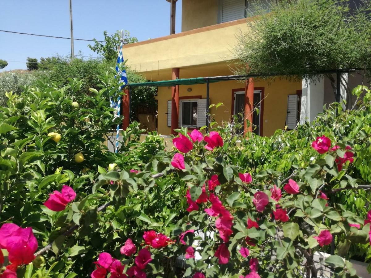Relaxing Beautiful Holiday Home Lavrion Exterior photo